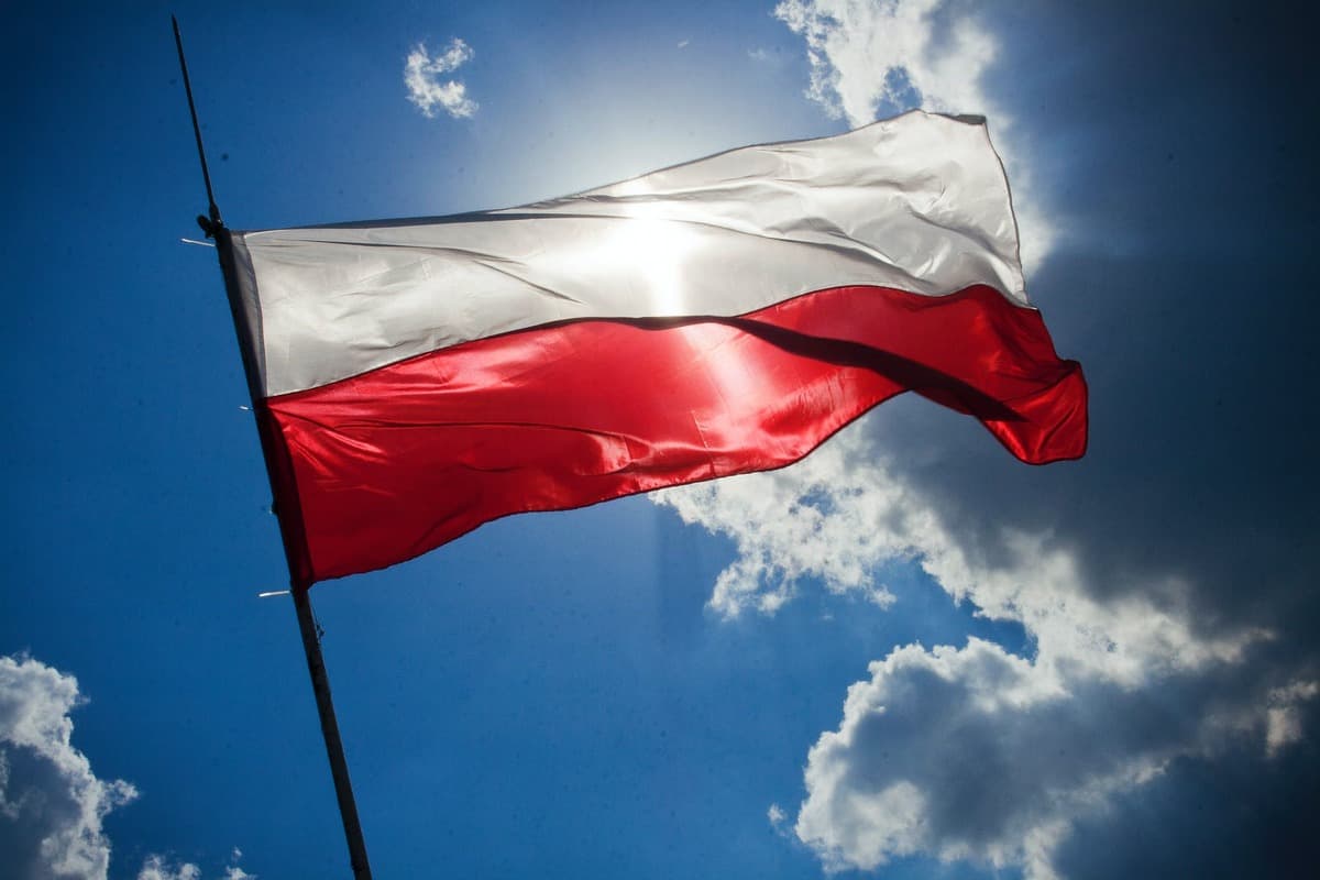 FR_ky-blue-flag-poland_1200x800
