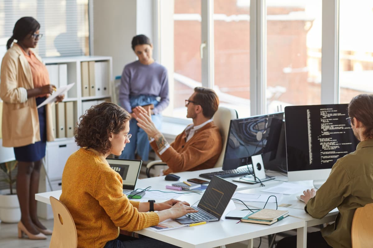personnes qui discutent au bureau sur des sujets RH