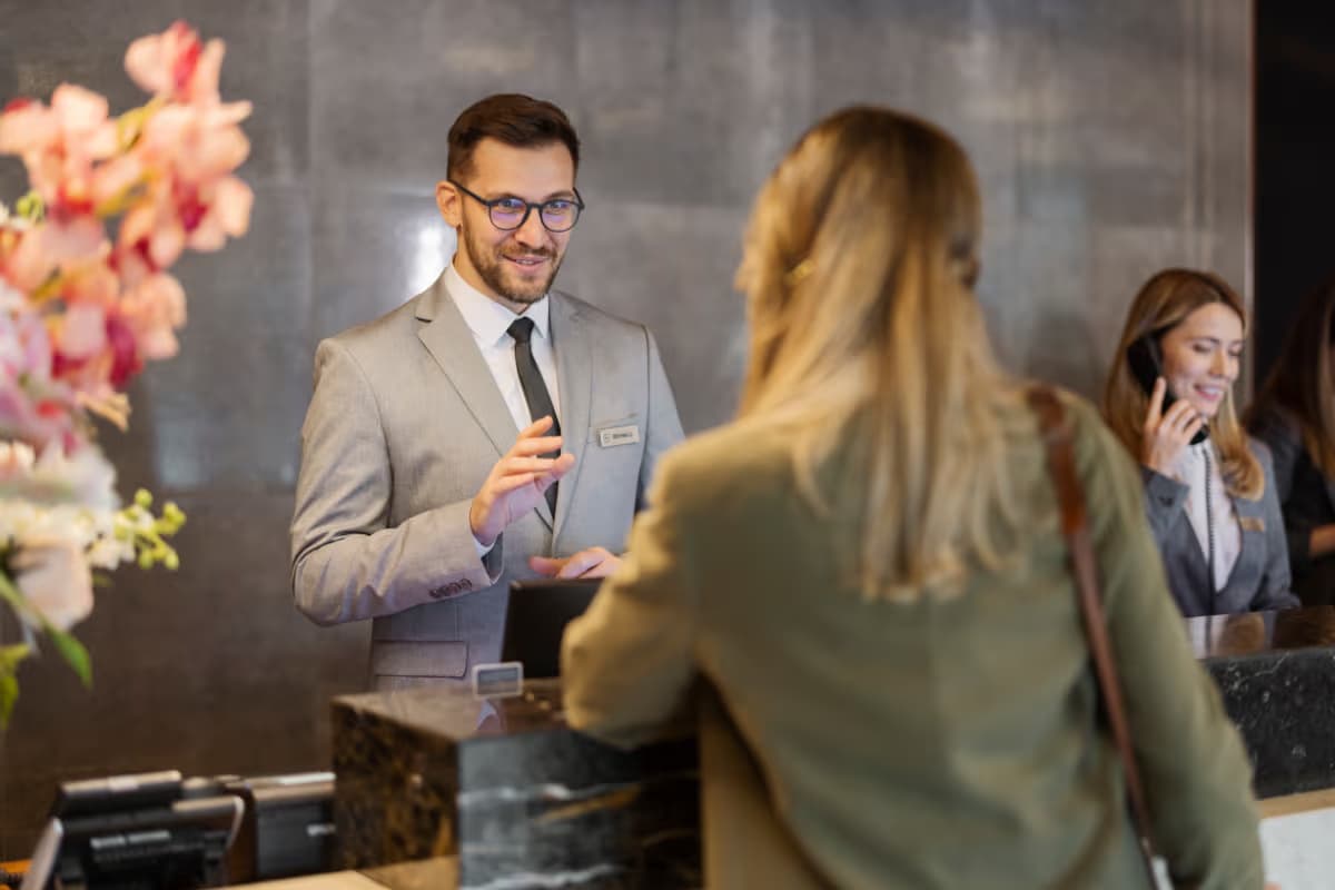 Réceptionnistes d’hôtel en formation illustrant le développement du personnel hôtelier pour améliorer l’accueil et la satisfaction des clients