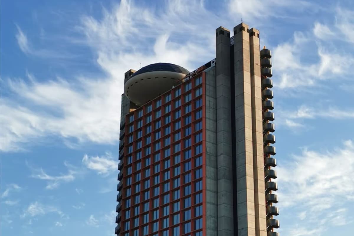 Hôtel moderne illustrant la décentralisation du personnel en hôtellerie et l’importance d’outils pour gérer une équipe décentralisée