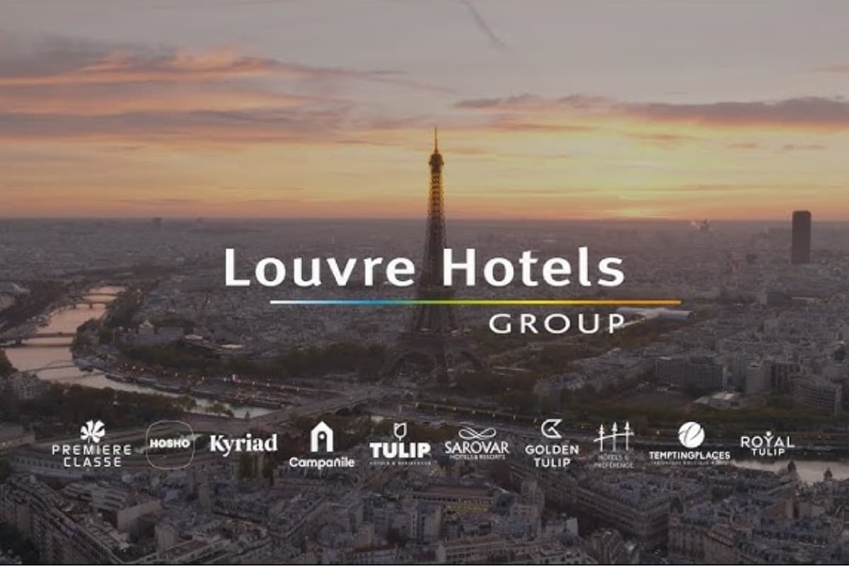 Vue aérienne de Paris au coucher du soleil avec la Tour Eiffel et le logo Louvre Hotels Group accompagné des marques du groupe, illustrant leur collaboration avec SD Worx pour l’optimisation de la paie et de la gestion du temps.
